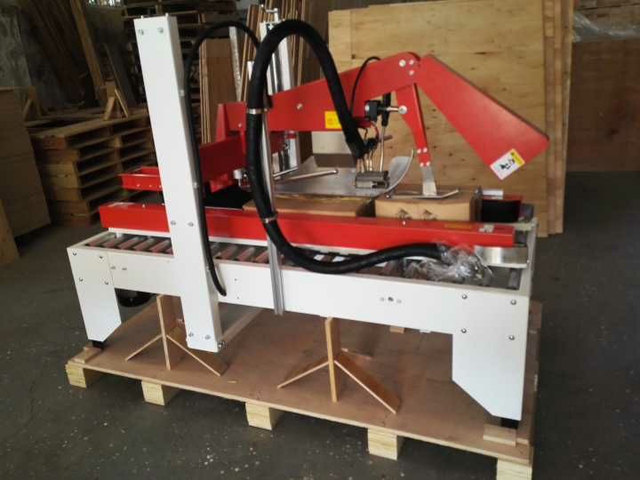 macchina sigillatrice per cartoni con colla a caldo.jpg