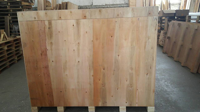 sigillatrice per cartoni in cassa di legno.jpg