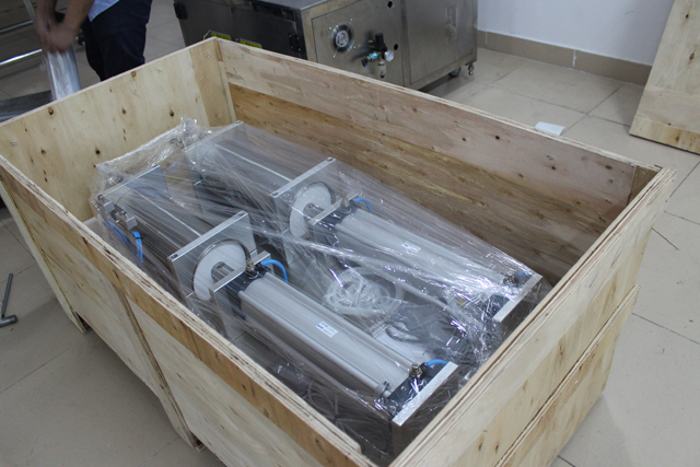 macchina dentro cassa di legno.jpg