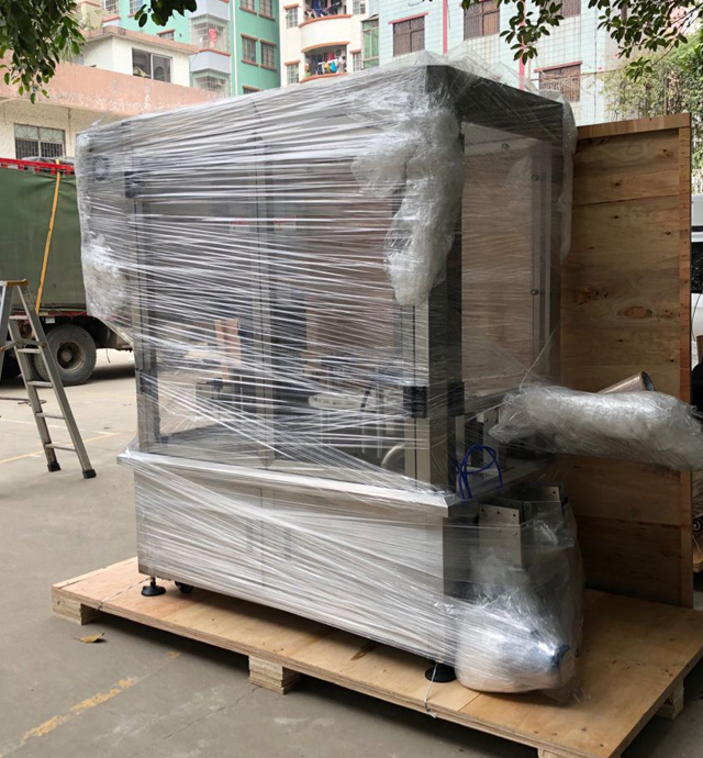 macchina tappatrice per barattoli di crema in cassa di legno