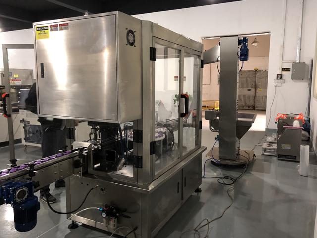 disegno di macchina tappatrice per vasetti di crema (2).jpg